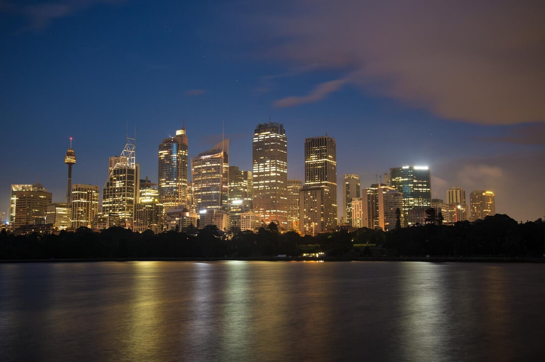 Sydney Beleuchtete Skyline von Sydney bei Sonnenaufgang.